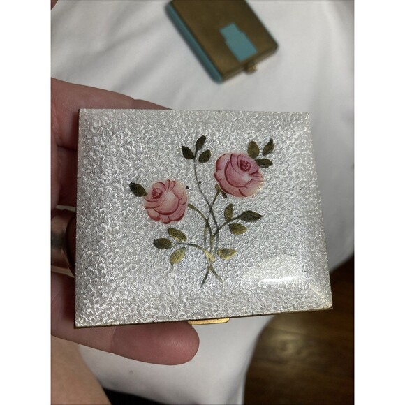 Lot 2 Vintage Volupte Compact For Pressed Powder W/ Mirror Brass 1950s Roses - Picture 9 of 12